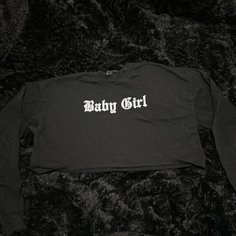 Black cropped long sleeve shirt.